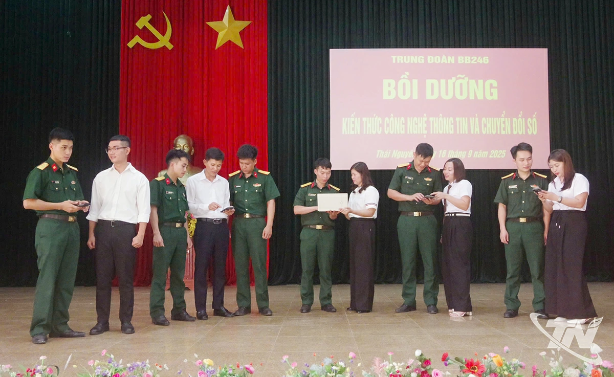 Cán bộ, chiến sĩ Trung đoàn 246 cùng các thầy, cô giáo Trường THPT Tức Tranh trao đổi kinh nghiệm về chuyển đổi số.