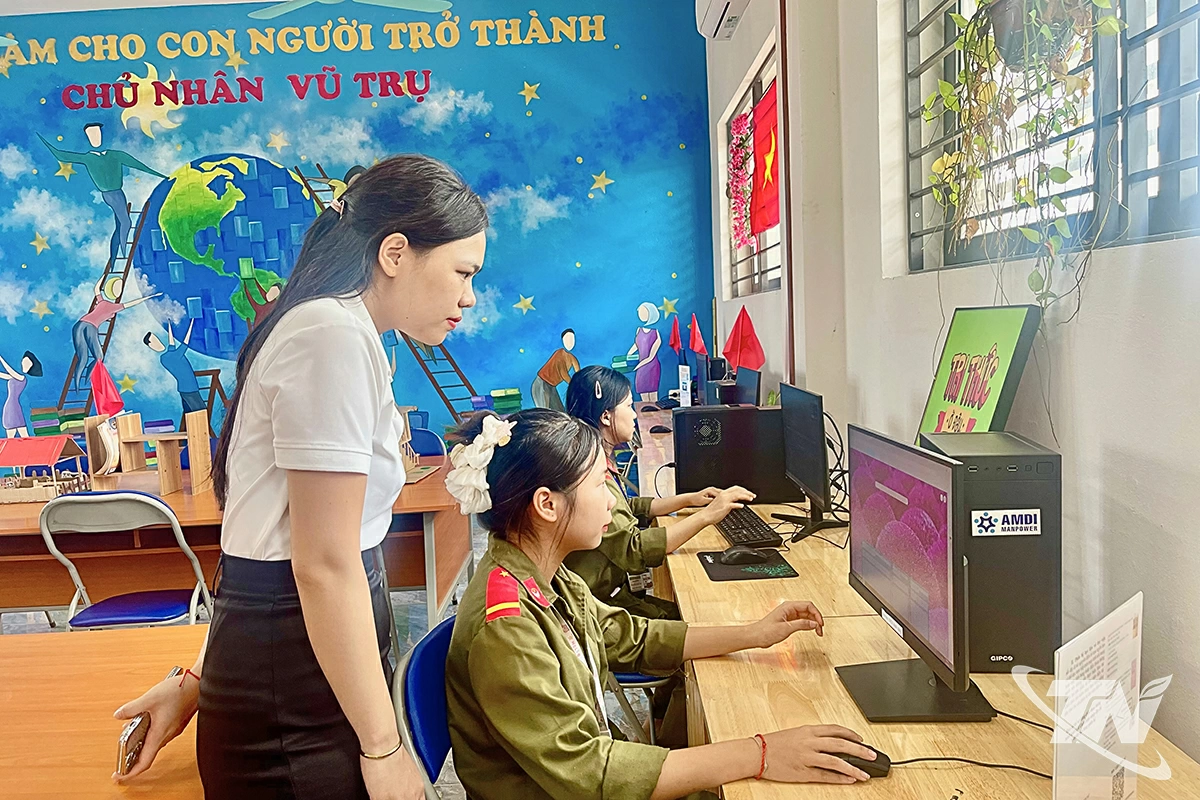 Học sinh Trường THPT Tức Tranh tiếp cận với môi trường học tập trực tuyến tại thư viện số.