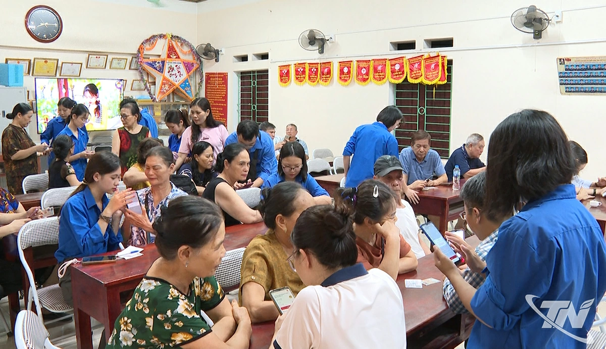 Đoàn viên, 
thanh niên hỗ 
trợ người dân tại 
các Trung tâm 
dịch vụ hành 
chính công.