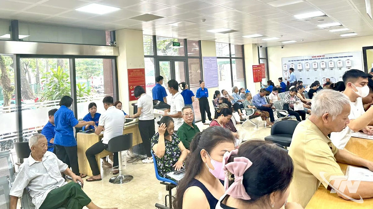 Đoàn viên, thanh niên phường Phan Đình Phùng đến từng khu dân cư 
hướng dẫn người dân sử dụng các nền tảng chuyển đổi số.