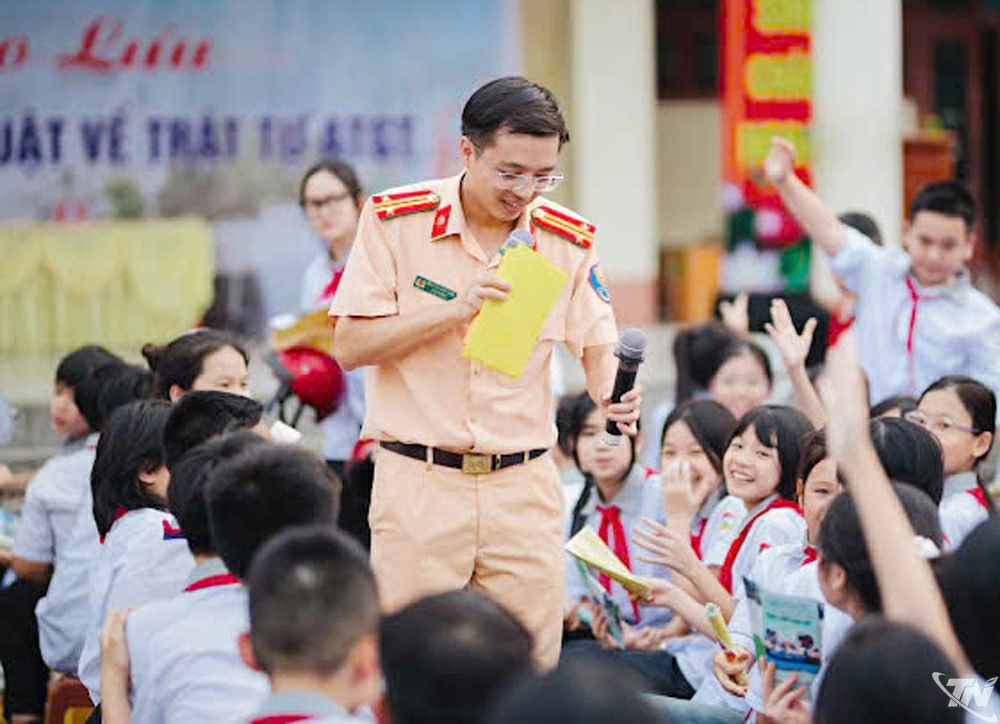 Ban An toàn giao thông tỉnh phối hợp với Công an tỉnh tổ chức tuyên truyền Luật Trật tự, an toàn giao thông đường bộ tại Trường THCS Nguyễn Du, phường Phan Đình Phùng.