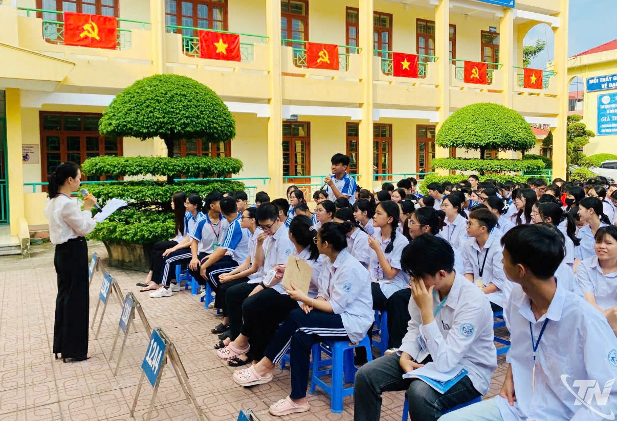 Học sinh Trường THPT Dương Tự Minh tham dự buổi tuyên truyền về tác hại của thuốc lá