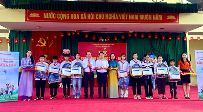 Lãnh đạo Ngân hàng Sacombank trao học bổng cho học sinh có hoàn cảnh khó khăn, tại Trường THCS Nam Tiến (phường Vạn Xuân, tỉnh Thái Nguyên).