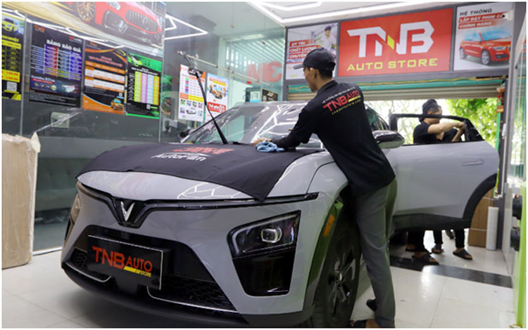 TNB Auto sở hữu đội ngũ kỹ thuật viên chuyên nghiệp, giàu kinh nghiệm tại cửa hàng sẵn sàng hỗ trợ quý khách hàng mọi lúc.