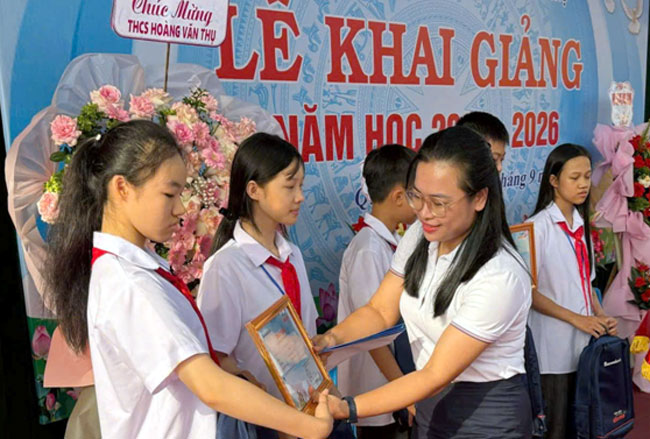 Ngân hàng Sacombank trao học bổng cho học sinh có hoàn cảnh khókhăn Trường THCS Hoàng Văn Thụ (phường Quan Triều, tỉnh Thái Nguyên).