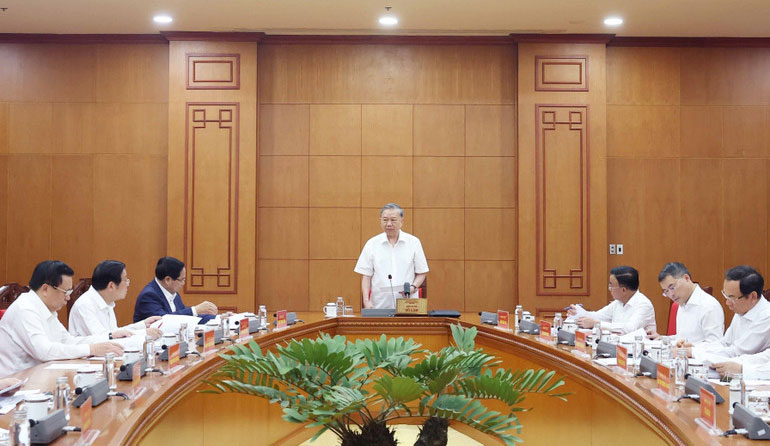 Tổng Bí thư đề nghị Tiểu ban Văn kiện và các tiểu ban tiếp tục nỗ lực, cố gắng, khẩn trương hoàn thiện các văn bản theo tinh thần của buổi làm việc. Ảnh: TTXVN