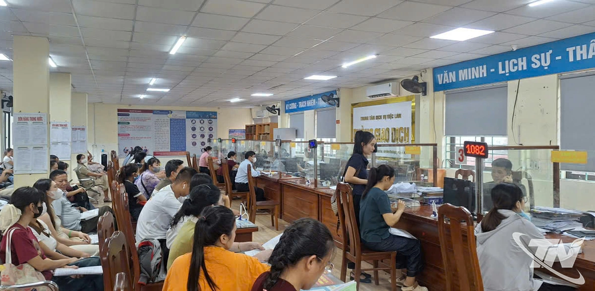 Người lao động tham gia phiên giao dịch việc làm tìm cơ hội nghề nghiệp phù hợp với năng lực.