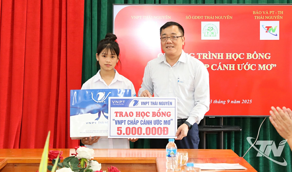 Đại diện lãnh đạo VNPT Thái Nguyên trao học bổng cho em Diệp Thị Bảo Trang (Trường THCS Tân Lợi, xã Trại Cau).