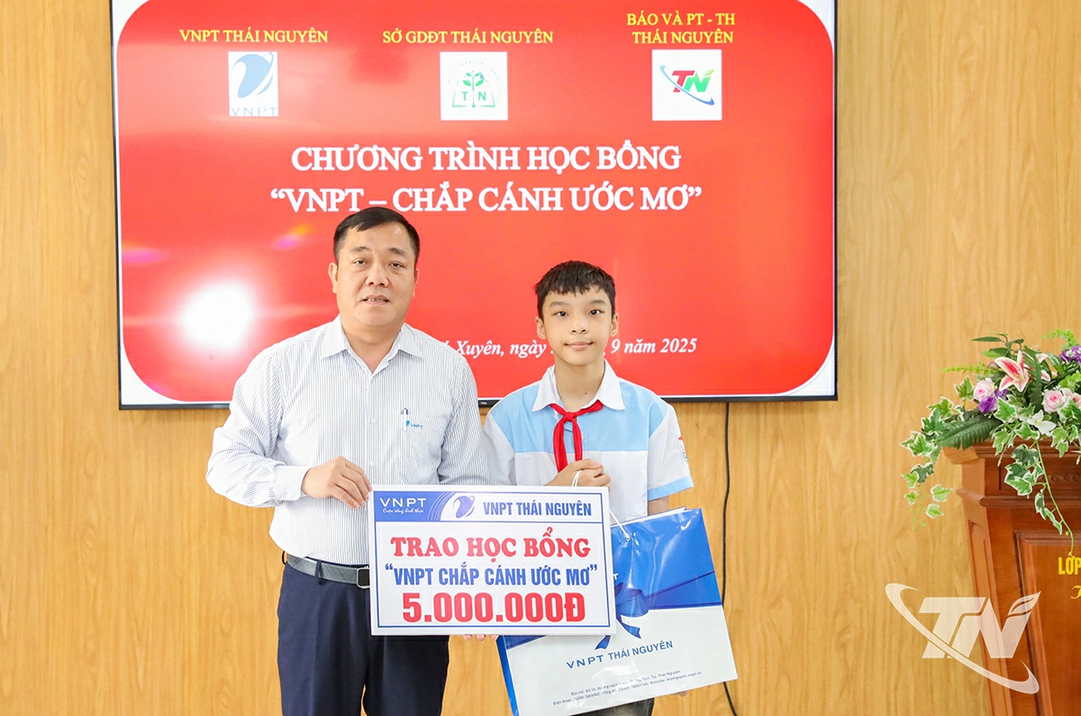 Đại diện lãnh đạo VNPT Thái Nguyên trao học bổng cho em Hoàng Trung Kiên (Trường THCS Nguyễn Du, phường Sông Công).