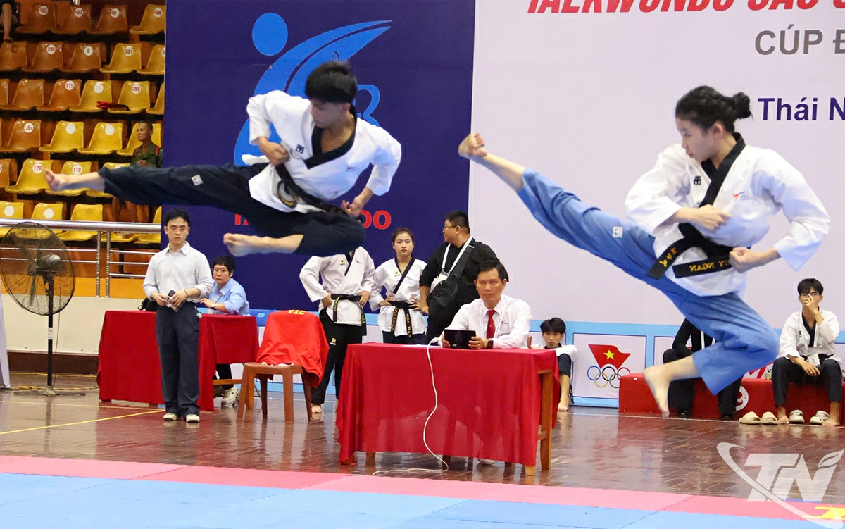 VĐV của TP. Hồ Chí Minh thi đấu nội dung quyền sáng tạo đôi nam nữ.