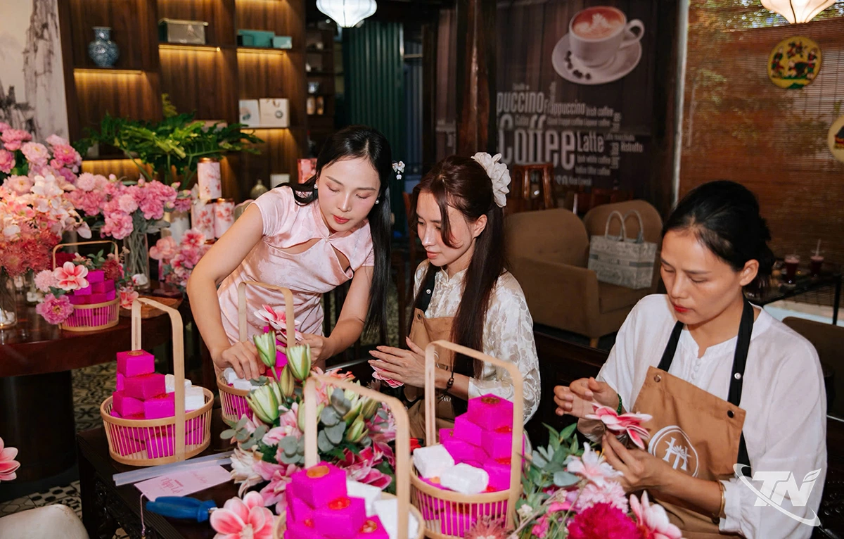 Tại một buổi workshop, các dụng cụ và nguyên liệu đã được chuẩn bị sẵn để khách có thể thoải mái lựa chọn và trải nghiệm.