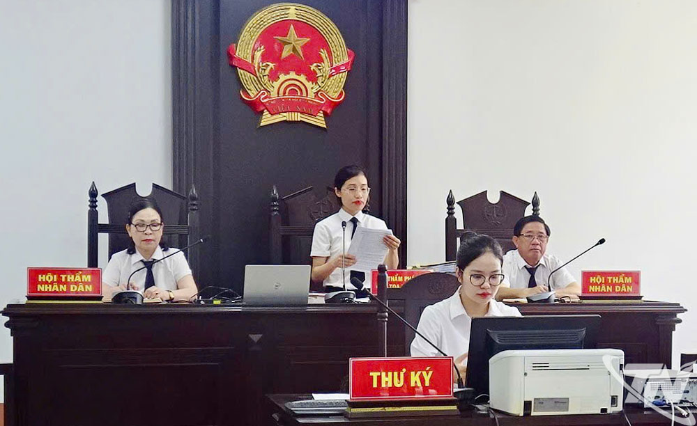 Hội đồng xét xử vụ án Gây rối trật tự công cộng. (Vụ án có 14/18 bị cáo ở lứa tuổi chưa thành niên).