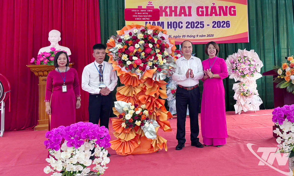 Đồng chí Lường Đức Thắng, Ủy viên Ban Thường vụ, Trưởng Ban Nội chính Tỉnh ủy tặng hoa chúc mừng nhà trường.