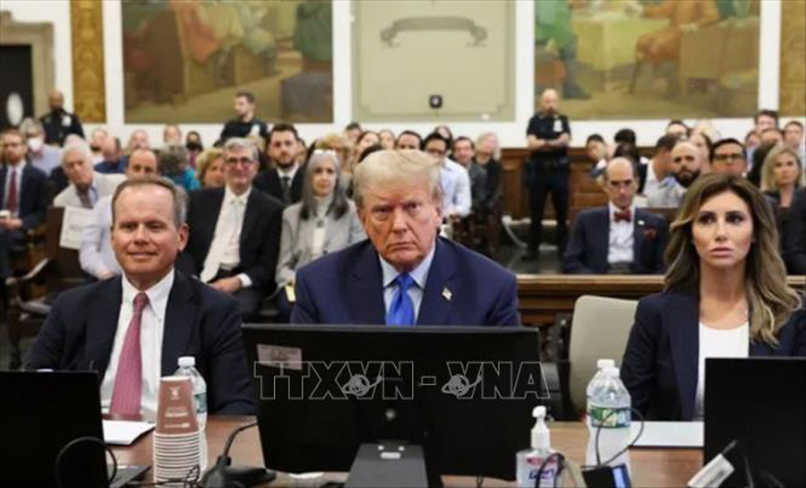 Cựu Tổng thống Mỹ Donald Trump (giữa, hàng đầu) tại phiên xét xử của tòa án quận Manhattan, bang New York, Mỹ, ngày 2/10/2023. Ảnh: USA TODAY/TTXVN
