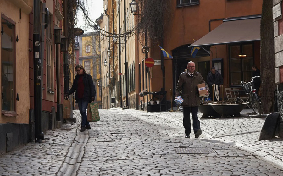 Người dân đi dạo trên một con phố tại Stockholm, Thụy Điển. Ảnh: AP
