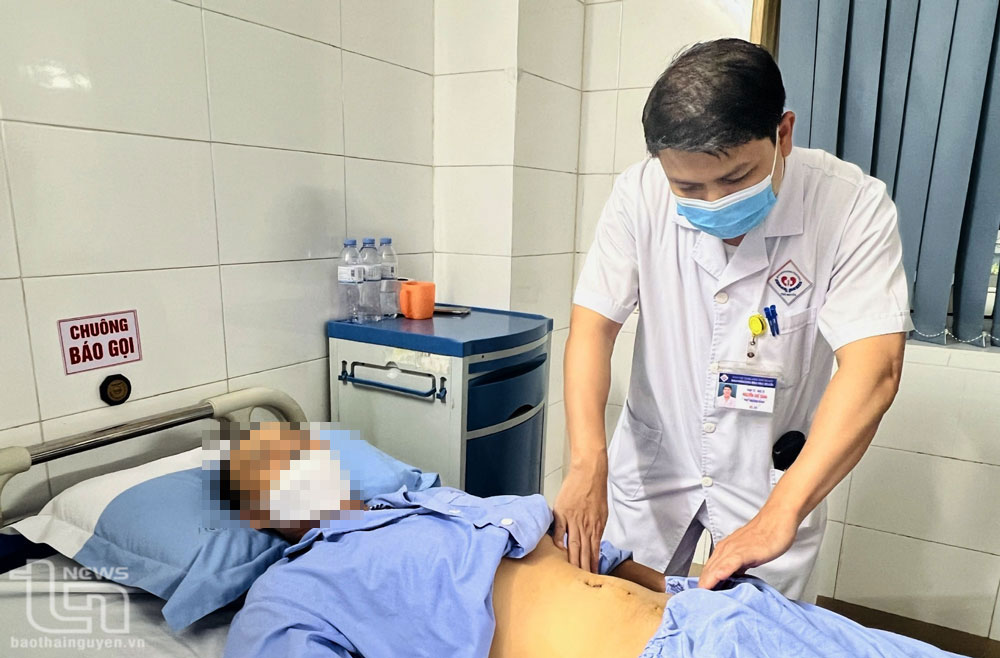 Bác sĩ Nguyễn Thế Sáng, Phó Trưởng Khoa Khám chữa bệnh theo yêu cầu, thăm khám cho người bệnh sáng ngày thứ 2 sau mổ.