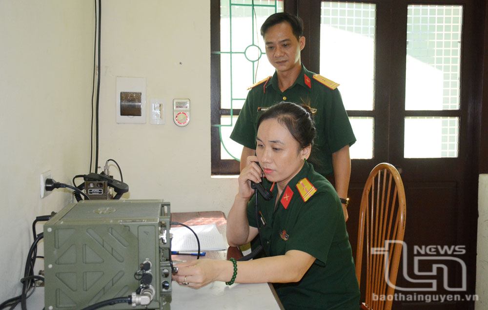 Cán bộ, nhân viên Trung đội 18 (Bộ Chỉ huy Quân sự tỉnh) luôn thực hiện nghiêm túc việc trực kỹ thuật, đảm bảo thông tin liên lạc thông suốt.