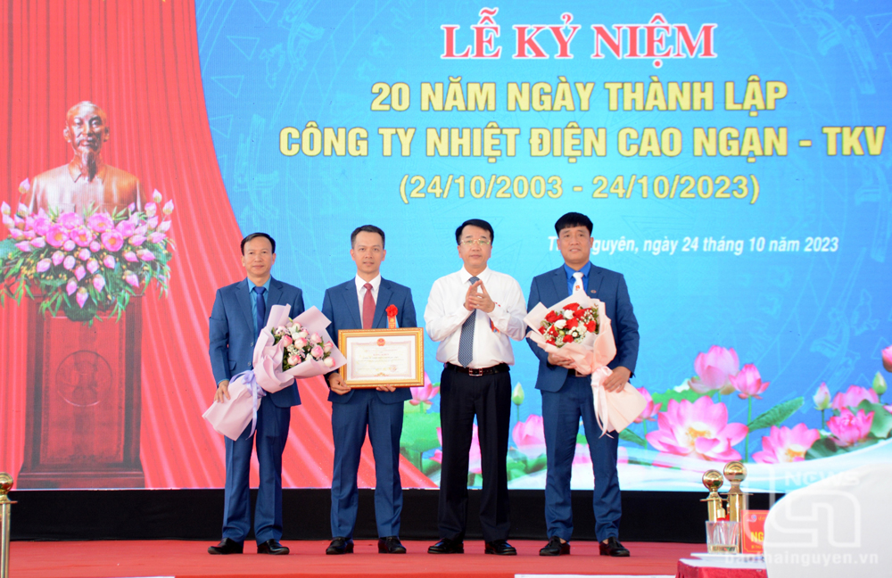 Đồng chí Phó Chủ tịch UBND tỉnh Nguyễn Thanh Bình trao Bằng khen của Chủ tịch UBND tỉnh cho tập thể Công ty Nhiệt điện Cao ngạn – TKV.
