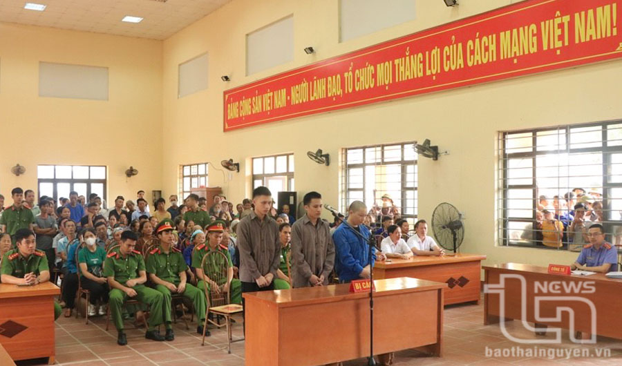 Một phiên tòa xét xử lưu động vụ án về ma túy được tổ chức tại phường Tiên Phong thu hút hàng trăm người tham gia.