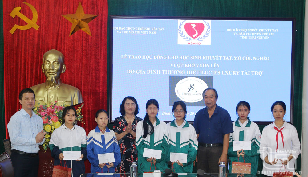 Ông Lương Phan Cừ, nguyên Chủ tịch Hội Bảo trợ người khuyết tật và trẻ em mồ côi Việt Nam, đại diện gia đình thương hiệu Lucies Luxury, trao học bổng cho các em học sinh.