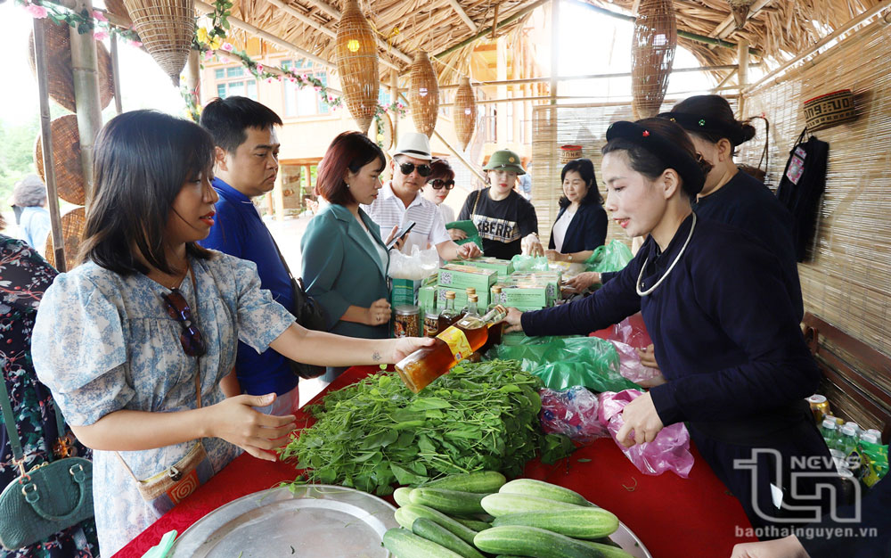 Women in Mo Ga hamlet sell agricultural products to tourists at the community tourism site.