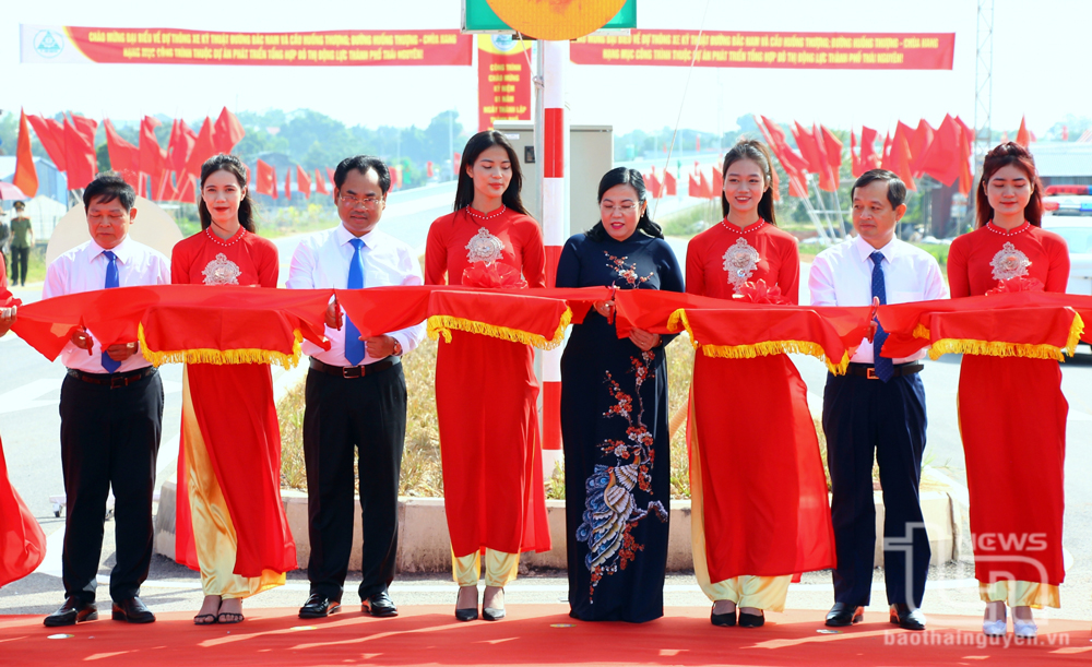 The Secretary of the Provincial Party Committee Nguyen Thanh Hai, and the delegates cut the ribbon to inaugurate Bac Nam Road and Huong Thuong Bridge, Huong Thuong - Chua Hang street.
