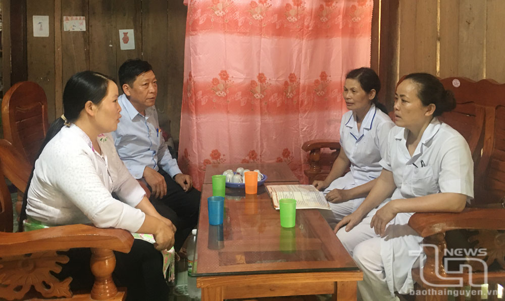 Cán bộ Trạm Y tế xã Tân Long (Đồng Hỷ) tuyên truyền chính sách, pháp luật dân số tại một gia đình người dân tộc Mông ở bản Lân Quan.