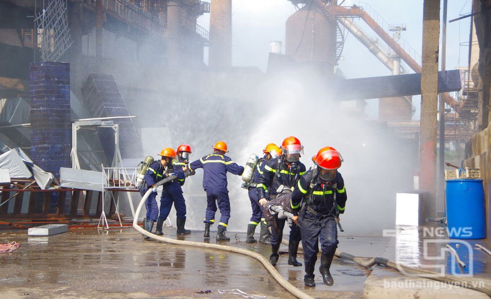 Diễn tập phương án chữa cháy và cứu nạn, cứu hộ huy động nhiều lực lượng, phương tiện quy mô cấp tỉnh tại Nhà máy Luyện gang, Công ty CP Gang thép Thái Nguyên, tháng 7-2023.