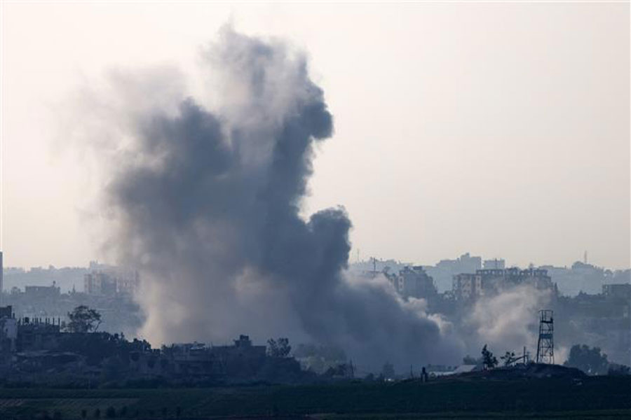 Khói bốc lên sau một cuộc không kích của Israel xuống Dải Gaza ngày 23/10/2023. Ảnh: AFP/TTXVN