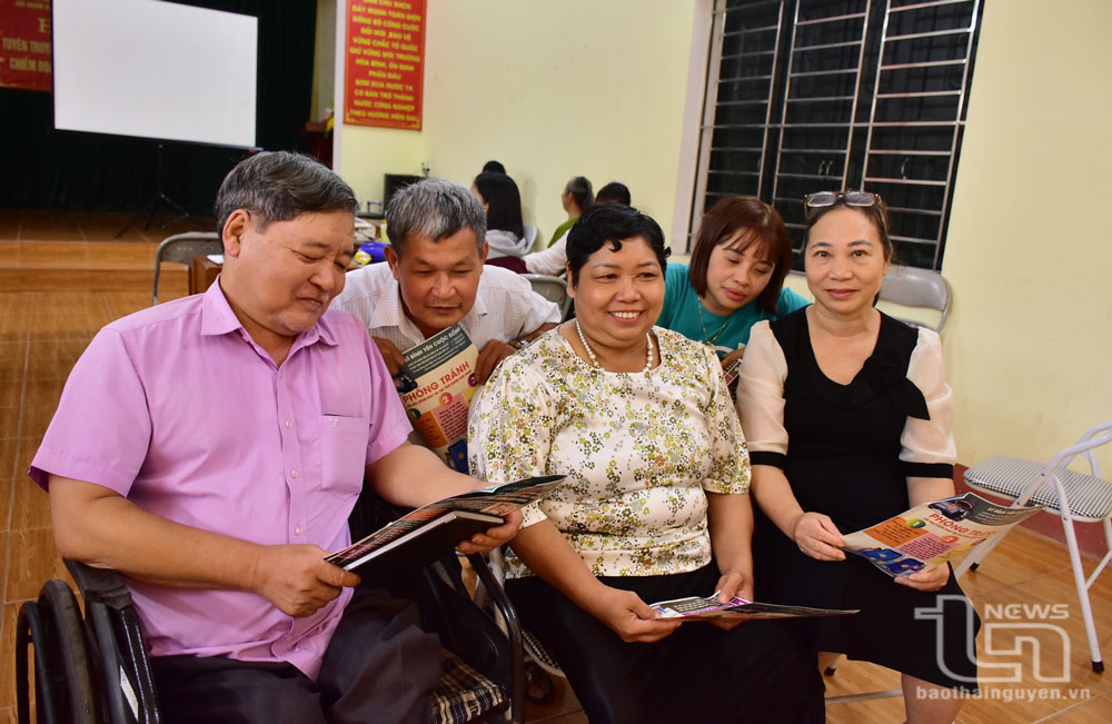 Các hội viên người khuyết tật TP. Thái Nguyên chia sẻ thông tin về phòng chống tội phạm lừa đảo, chiếm đoạt tài sản trên không gian mạng.