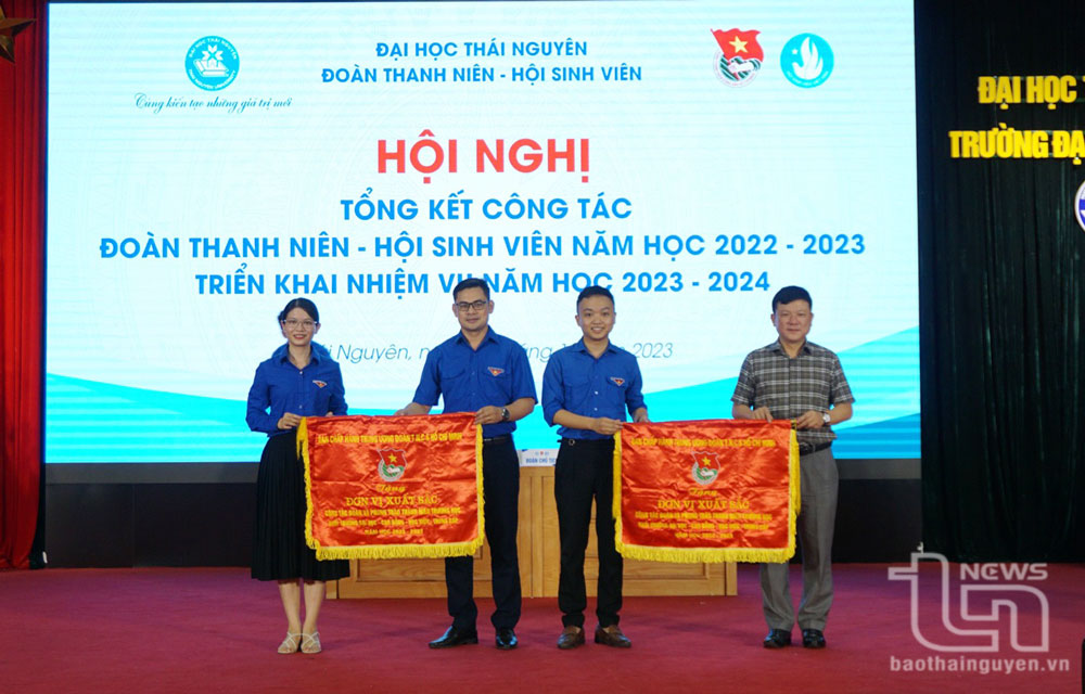 2 tập thể xuất sắc trong công tác đoàn và phong trào thanh niên năm học 2022-2023 được nhận Cờ thi đua của Trung ương Đoàn.