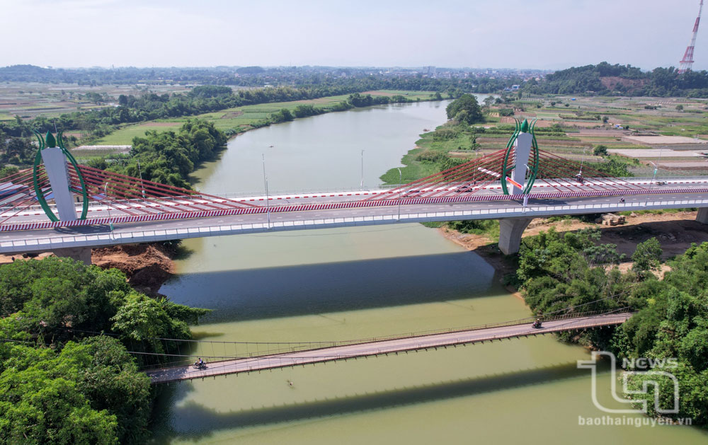 Huong Thuong Bridge will contribute to the socio-economic development, providing a modern outlook for Thai Nguyen City and relieving traffic pressure on the existing Gia Bay Bridge, Ben Tuong Bridge, and Cao Ngan Bridge.