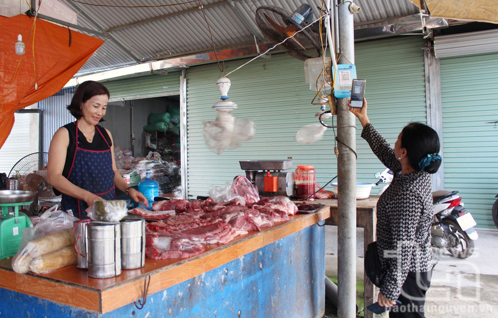 Người dân xã Bá Xuyên (TP. Sông Công) thanh toán không dùng tiền mặt khi đi chợ.