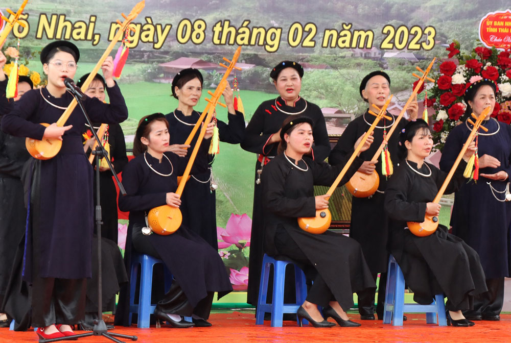 The Then singing - Tinh instrument club show performances.