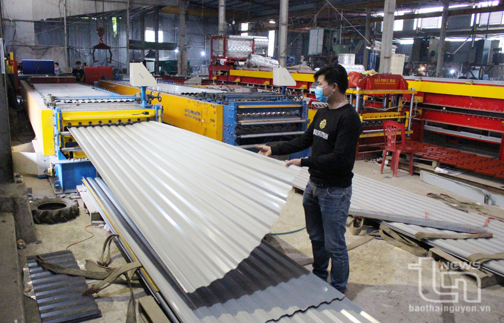 Sản xuất tôn lợp và thép hộp tại Công ty TNHH Khoa Hồng Thái Nguyên (địa chỉ tại xã Động Đạt, huyện Phú Lương).