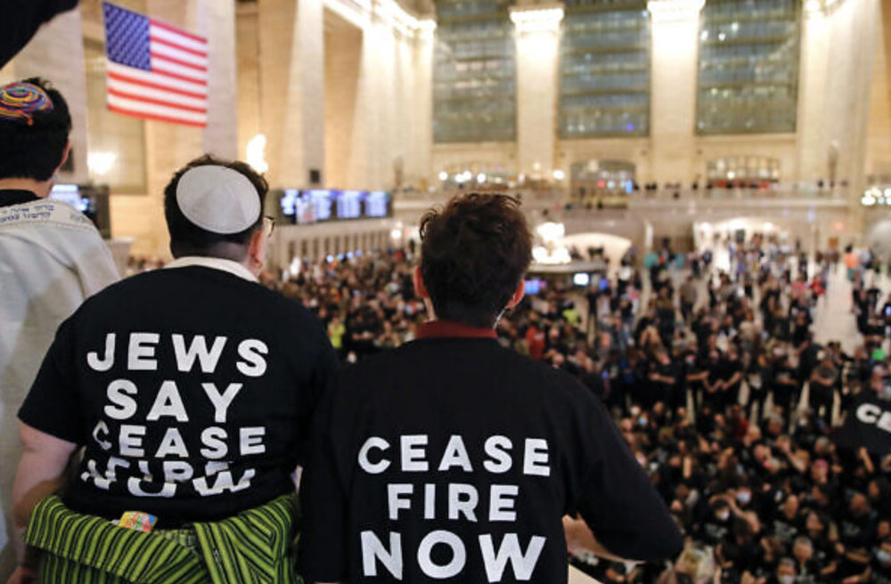 Người biểu tình ở New York City ngày 27/10 kêu gọi ngừng bắn giữa Israel và Hamas ở Gaza. Ảnh: AFP