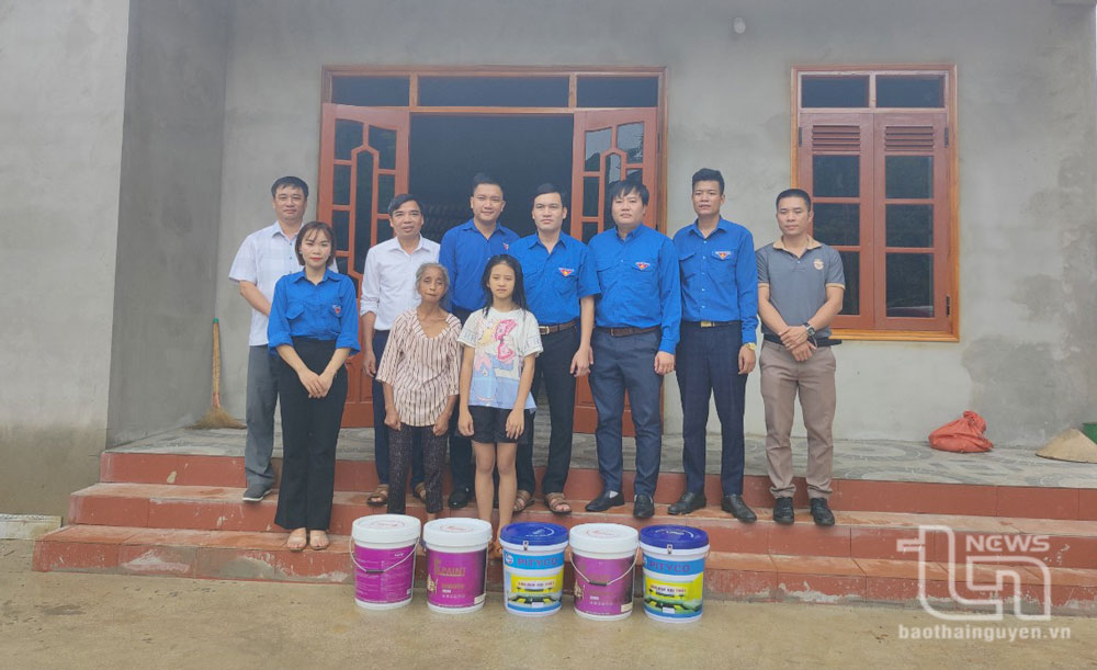 Huyện đoàn Phú Lương huy động xã hội hóa hỗ trợ sơn nhà cho một hộ nghèo có học sinh vượt khó tại xã Yên Trạch.