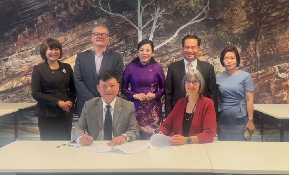 ký kết ghi nhớ thỏa thuận hợp tác giữa Đại học Thái Nguyên và Trung tâm Đánh giá chất lượng (Đại học Melbourne). 