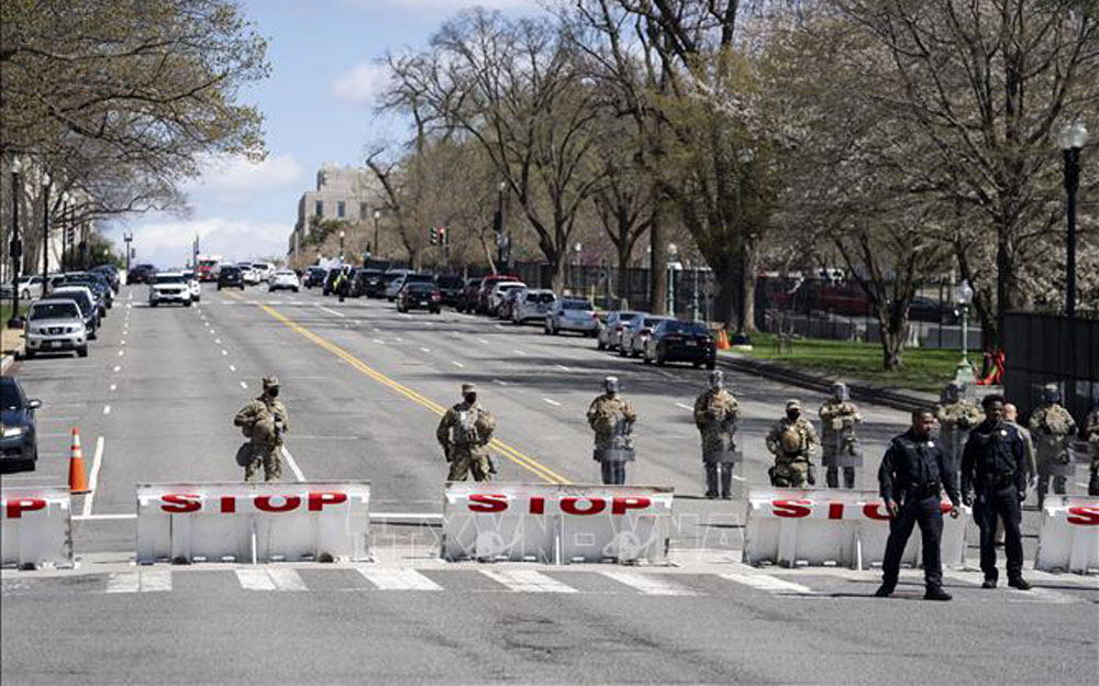 Cảnh sát và vệ binh quốc gia Mỹ phong tỏa hiện trường sau vụ tấn công nhằm vào cảnh sát Đồi Capitol ở Washington DC., ngày 2/4/2021. Ảnh tư liệu: THX/TTXVN