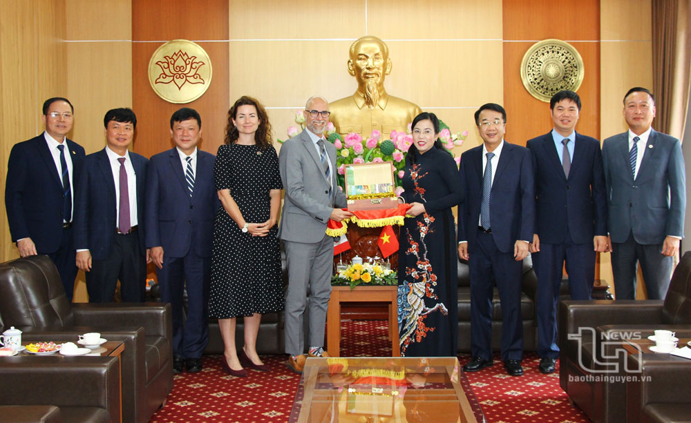 Secretary Nguyen Thanh Hai presents gifts for members of the delegation. 