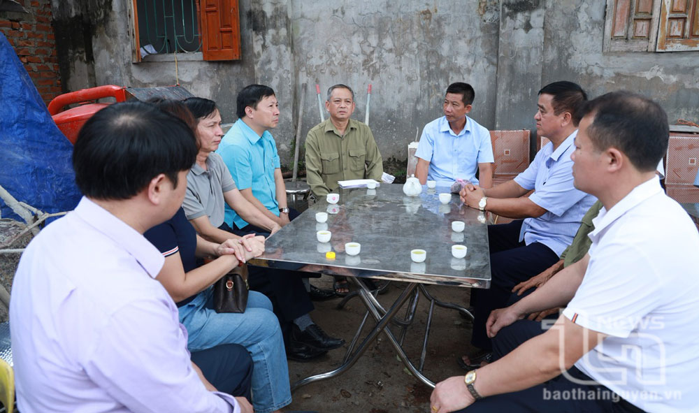 Lãnh đạo TP. Phổ Yên cùng đại diện các đoàn thể động viên, chia buồn gia đình nạn nhân vụ án giết người trên địa bàn phường Tiên Phong.