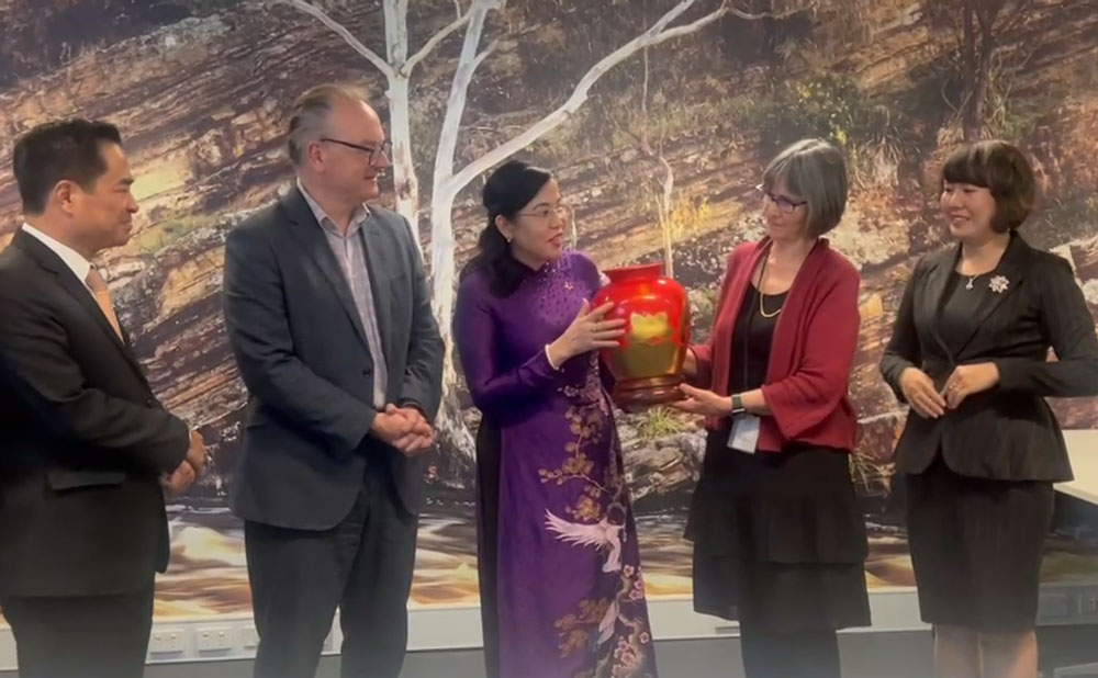 Secretary of the Provincial Party Committee Nguyen Thanh Hai presented a commemorative gift to the Quality Assessment Center (University of Melbourne).