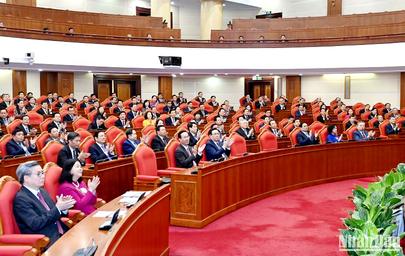 Các đồng chí lãnh đạo Đảng, Nhà nước và các đại biểu dự phiên bế mạc Hội nghị. 
