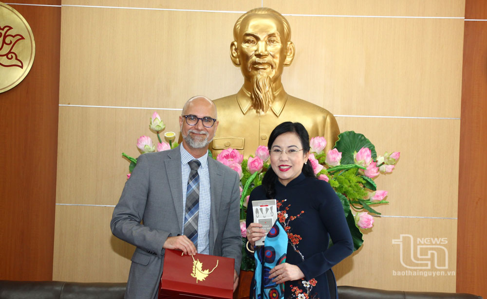 Ambassador Shawn Steil presents gift for Secretary Nguyen Thanh Hai. 