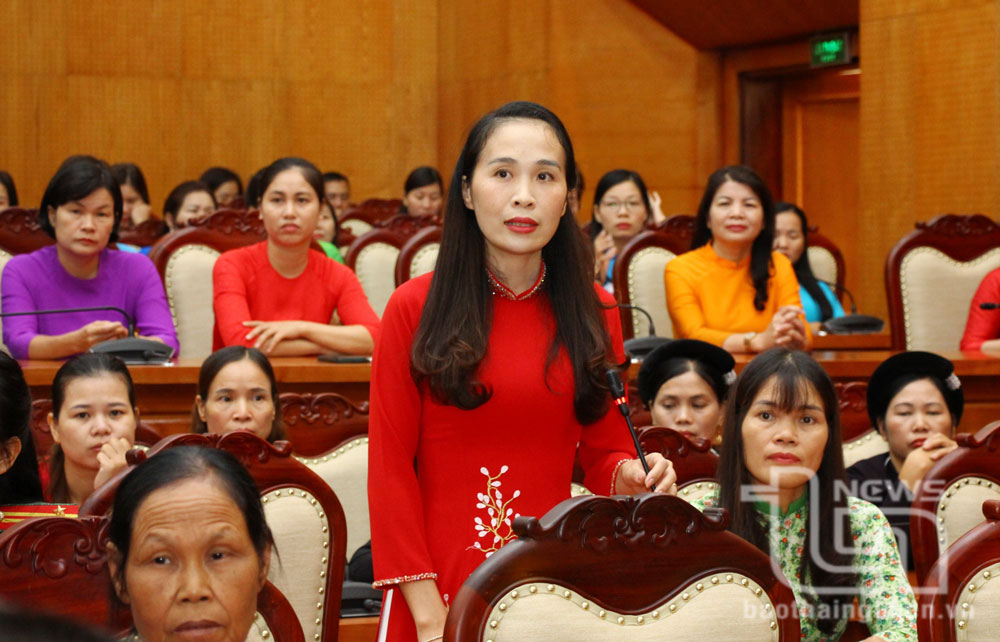 Bà Lê Thảo Linh, Chủ tịch Hội LHPN xã La Hiên (Võ Nhai), nêu ý kiến tại Hội nghị.