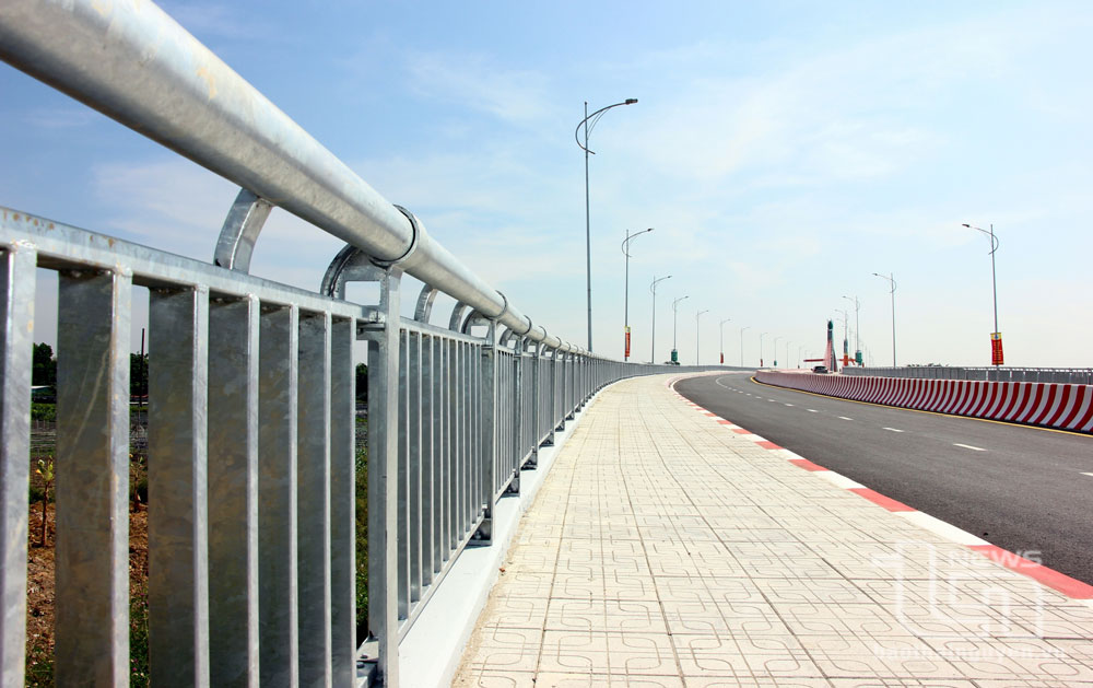 The bridges railing is made of rust-resistant steel, ensuring safety and aesthetics.