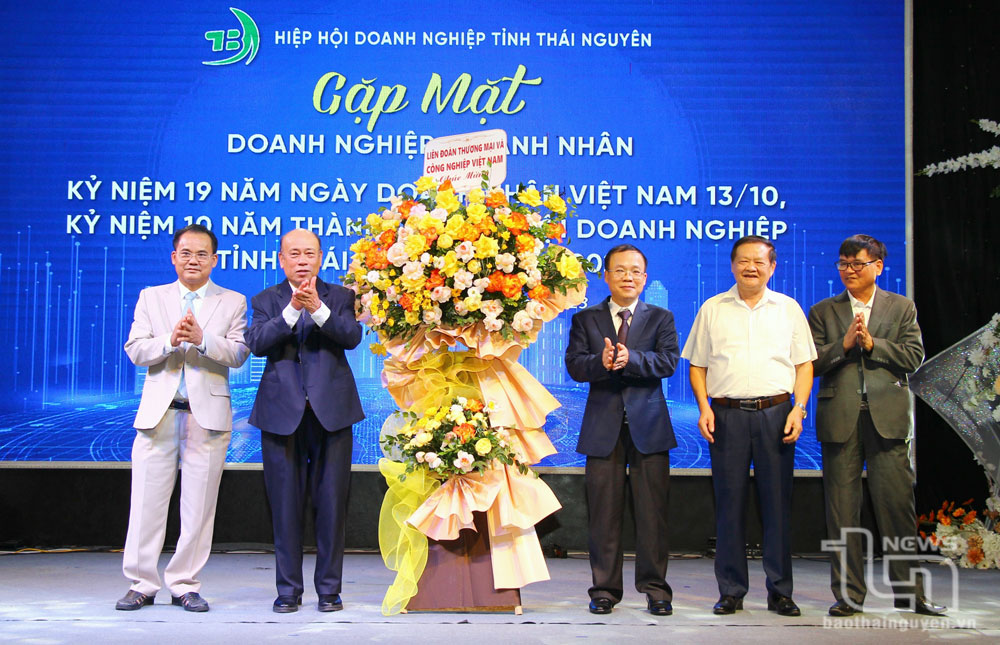 Đồng chí Bùi Trung Nghĩa, Phó Chủ tịch Liên đoàn Thương mại và Công nghiệp Việt Nam (VCCI), chúc mừng Hiệp hội Doanh nghiệp tỉnh.