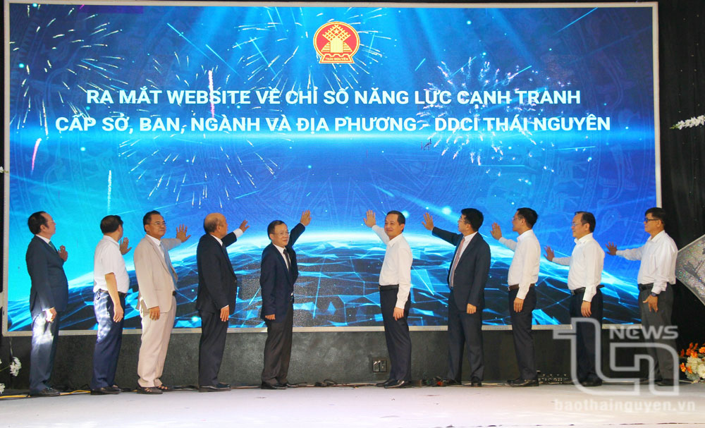Các đại biểu nhấn nút khai trương Website dữ liệu về Chỉ số năng lực cạnh tranh cấp sở, ban, ngành và địa phương (DDCI) của tỉnh Thái Nguyên tại địa chỉ: http://ddci.thainguyen.vn