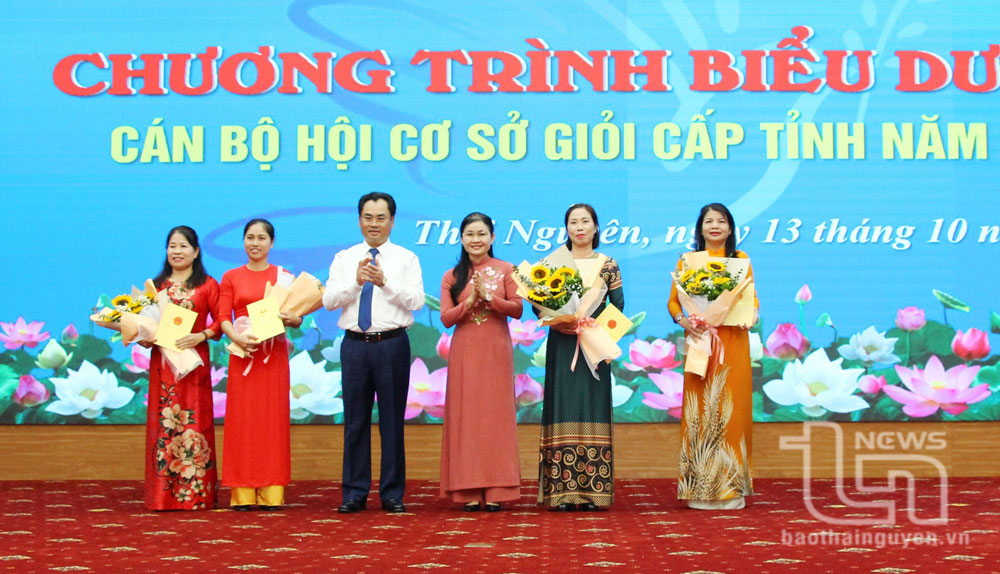 Đồng chí Chủ tịch UBND tỉnh Thái Nguyên và đồng chí Phó Chủ tịch Hội Liên hiệp Phụ nữ Việt Nam tặng quà 4 cán bộ hội cơ sở giỏi được Trung ương Hội biểu dương.