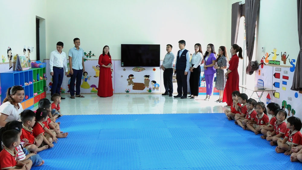 Đại diện tổ chức KFHI của Hàn Quốc bàn giao trang thiết bị dạy học tại điểm trường Phú Nam 3.